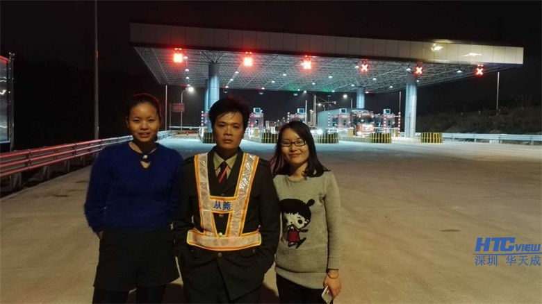 CA88官网两大美女学习之余不忘与收费站班长交流合影 CA88官网两大美女学习之余不忘与收费站班长交流合影