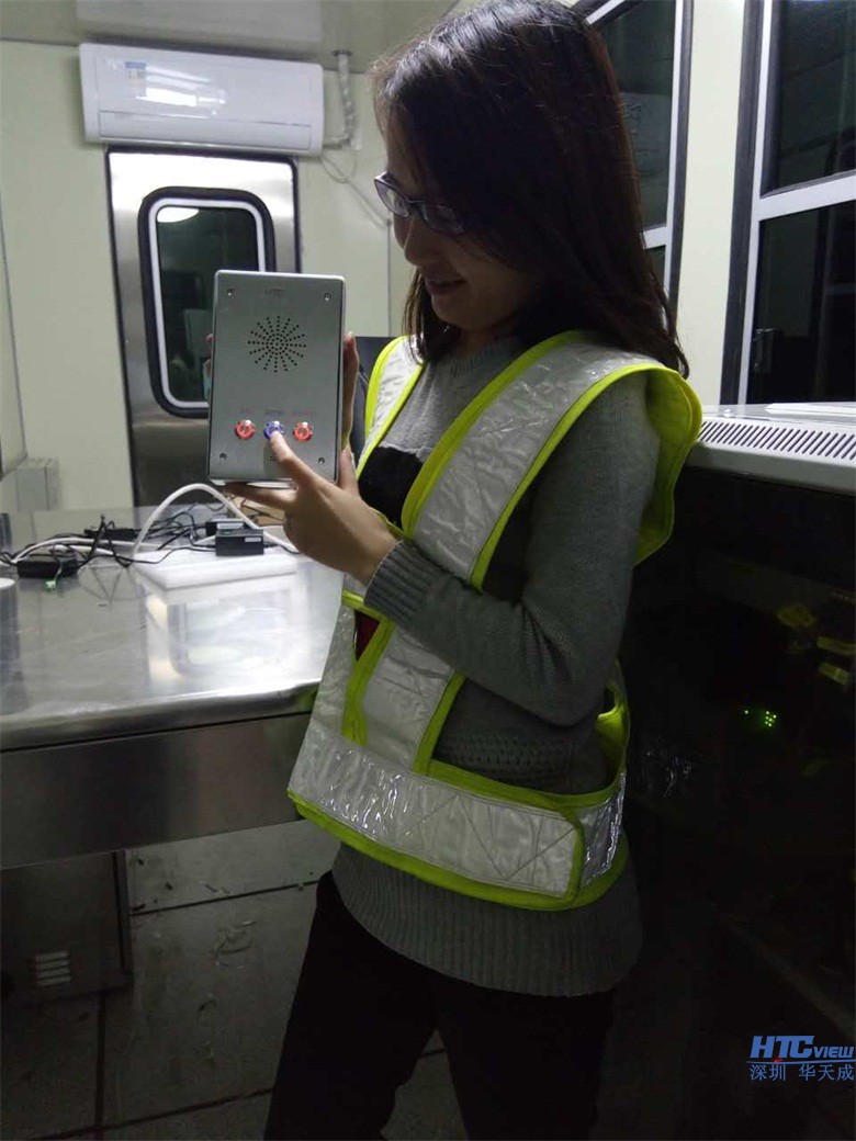 美女业务员正在熟悉IP对讲系统现场 美女业务员正在熟悉IP对讲系统现场