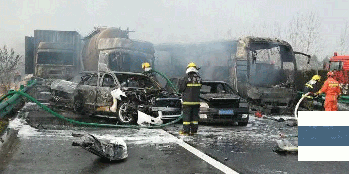 安徽30余车连环相撞已致18人死亡21人受伤应急广播紧急提醒